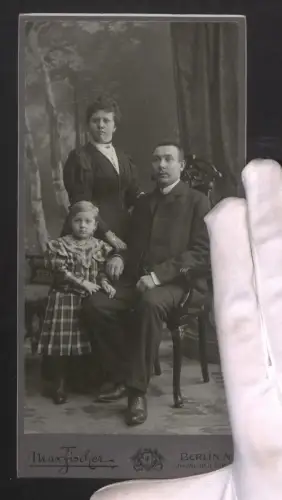 Fotografie Max Fischer, Berlin, Invalidenstrasse 164, Elegant gekleidete Familie