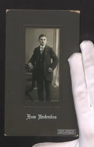 Fotografie Franz Scheffer, Gera, Am Pr. Bahnhof, Junger Mann mit Taschenuhr und feiner Kleidung