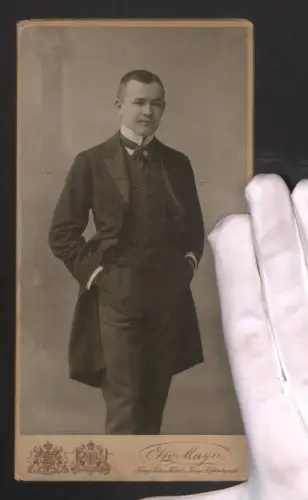 Fotografie Otto Mayer, Dresden, Pragerstrasse 38, Junger Mann in eleganter Kleidung mit den Händen in den Taschen