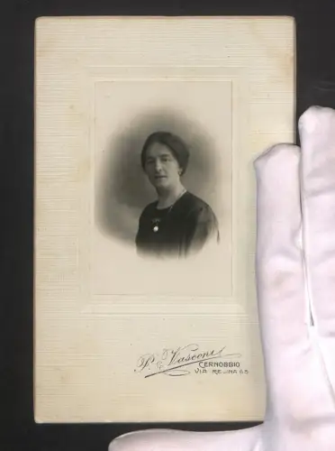 Fotografie P. Vasconi, Cernobbio, Via Regina 65, Dame im dunklen Kleid mit Halskette