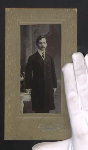 Fotografie Dagmino Hnos, Buenos Aires, Entre-Rios 633, Ludwig Carsten in eleganter Kleidung mit Schnurrbart 1906