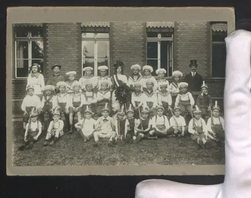 Fotografie Kinder in Faschingsverkleidung mit Spielzeuggewehren