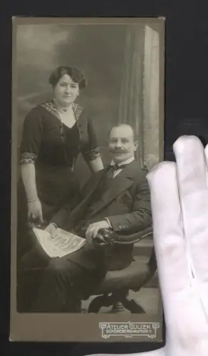 Fotografie Atelier Gülzer, Schöneberg, Hauptstrasse 11, Ovra und Albrecht Balcke mit einer Zeitung