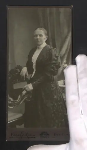 Fotografie Max Fischer, Berlin, Invaliden-Strasse 164, Ältere Dame im eleganten Kleid
