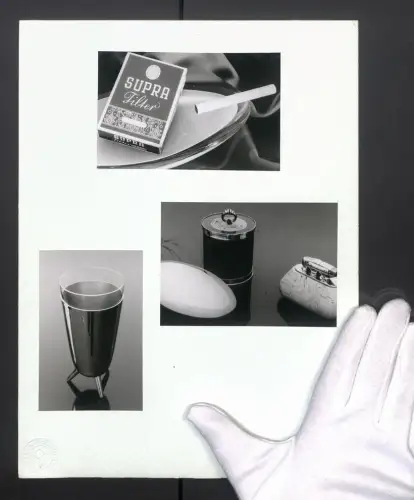 2 Fotografien Ästhetische Schnappschüsse von Zigaretten, Parfüm und einer Kaffeedose, Grossformat 24 x 32cm