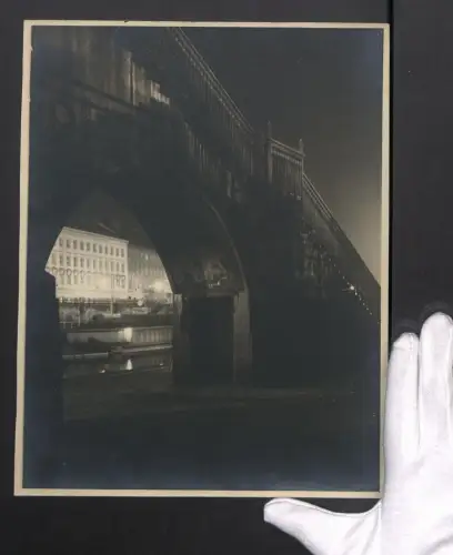 Fotografie Schöner Schnappschuss einer Brücke im Mondschein, Grossformat 23 x 30cm