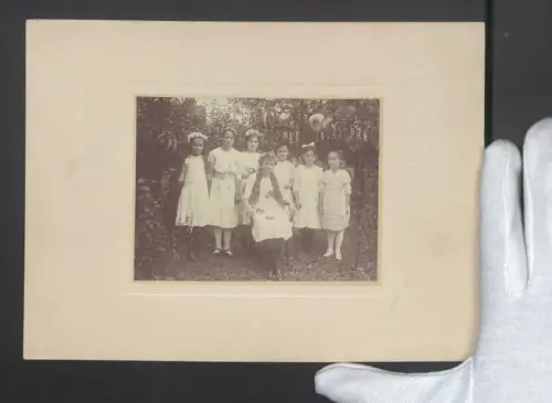 Fotografie Gruppe von Mädchen in weissen Kleidern und mit langen Haaren