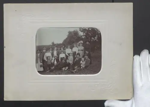 Fotografie Gesellschaft in Sonntagskleidung beim Ausflug ins Grüne, Grossformat 33 x 25cm