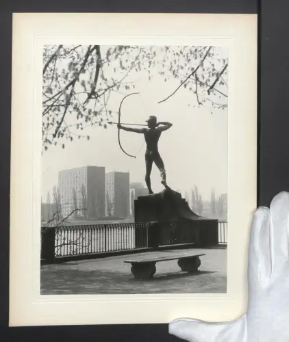 Fotografie Ansicht Dresden, Schützenstatue am Neustädter Elbufer an der Brühl`schen Terrasse, Grossformat 24 x 30cm