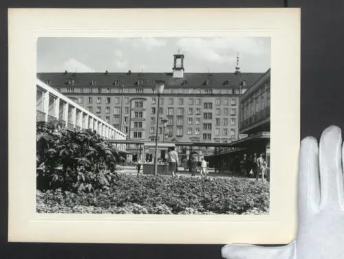 Fotografie Ansicht Dresden, Partie in der Webergasse mit Einkaufs- und Dienstleistungszentrum sowie Grünanlagen