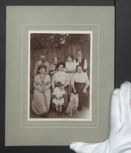 Fotografie Menschengruppe an einem Zaun mit niedlichem Spitz, Grossformat 22 x 28cm