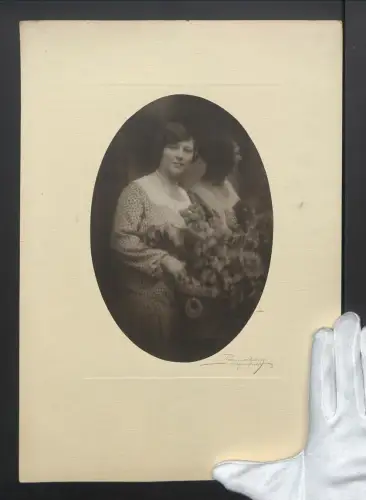 Fotografie Pommerhans, Klagenfurt, Portrait einer jungen Frau mit Blumenstrauss, Grossformat 24 x 37cm