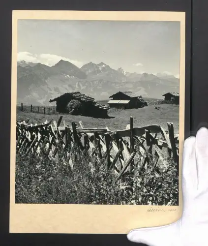 Fotografie Ansicht Poschiavo, Ospizio Bernina, Hütten vor einem Gebirgspanorama im Jahr 1938, Grossformat 25 x 31cm