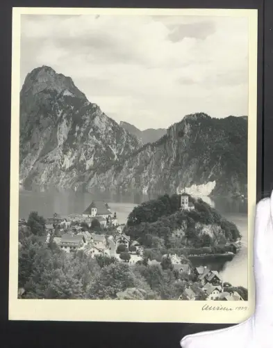Fotografie Ansicht Poschiavo, Ospizio Bernina, Totalansicht des Ortes mit Kirche und Bergpanorama, Grossformat 25 x 31cm