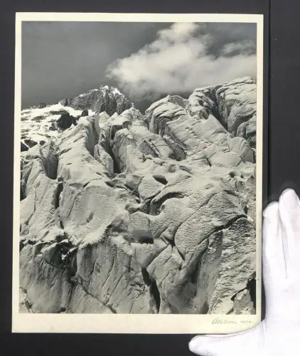 Fotografie Ansicht Poschiavo, Ospizio Bernina, Partie an einer Felswand in Richtung des schneebedeckten Gipfels 1938