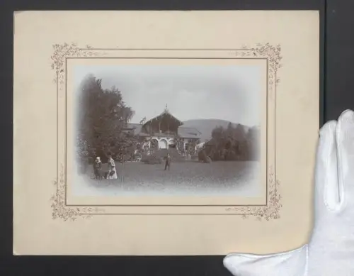 Fotografie Ansicht Attersee, Villa Brückner, links vorne in Weiss Tante Margarete Brückner, Grossformat 28 x 22cm