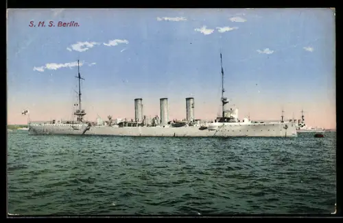 AK Kleiner Kreuzer S.M.S. Berlin an der Festmachertonne, Kriegsschiff