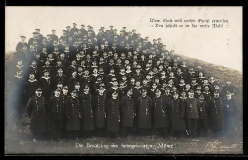 AK Die Besatzung des heimgekehrten Hilfskreuzers Möwe mit Kommandant Dohna-Schlodien, Kriegsschiff