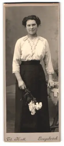 Fotografie Th. Kluth, Langebrück, Frau mit Blumenstrauss