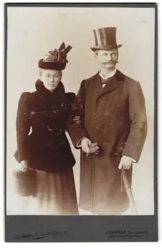 Fotografie Atelier J.B. Feilner, Hannover, Georgstrasse 25, Elegantes Paar in feiner Garderobe