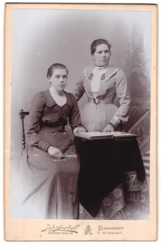 Fotografie Joh. Averhoff, Barmstedt, Kirchenstr. 7, Zwei Damen im Atelier