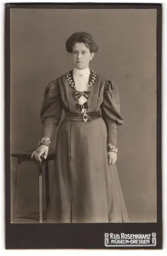 Fotografie Rud. Rosenkranz, Mügeln-Dresden, Dame im Kleid