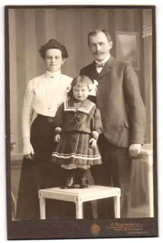 Fotografie R. Rosenkranz, Mügeln, Königstrasse 32, Familie mit Tochter im Matrosenanzug