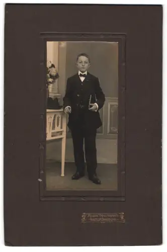 Fotografie Alwin Trautmann, Grossröhrsdorf, Junge im Anzug mit Buch