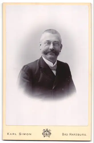 Fotografie Karl Simon, Bad Harzburg, Porträt eines Mannes mit Brille