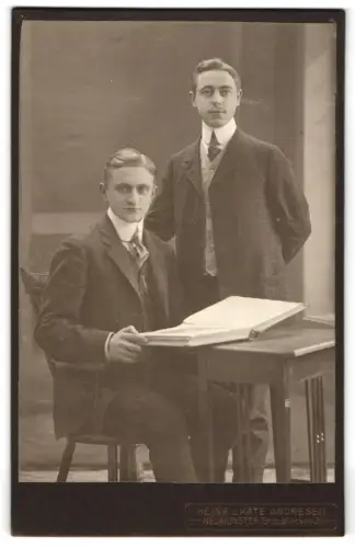 Fotografie Heinr. & Käte Andresen, Neumünster, Grossflecken 31, Zwei Herren im Anzug