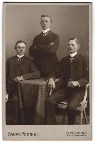Fotografie Oskar Brunke, Flensburg, Grosse Strasse 15/19, Drei Männer in Anzügen
