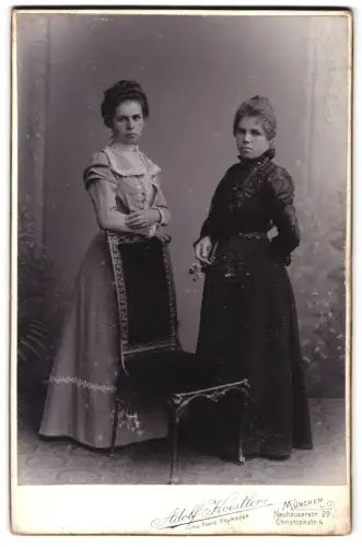Fotografie Adolf Koestler, München, Neuhauserstr. 29, Damen mit Stuhl im Atelier