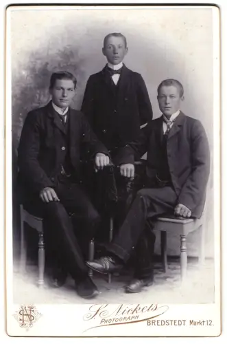 Fotografie J. Nickels, Bredstedt, Markt 12, Drei junge Männer in Anzügen
