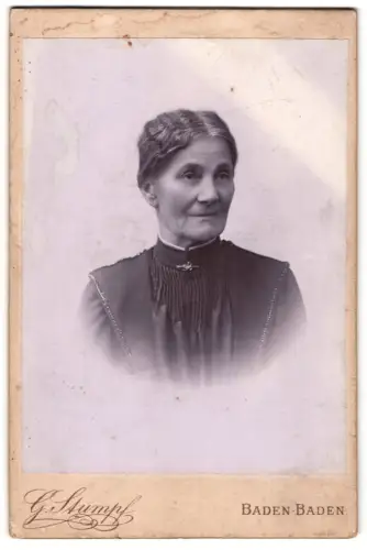 Fotografie G. Stumpf, Baden-Baden, Lichtentalerstr. 57, Porträt einer älteren Dame