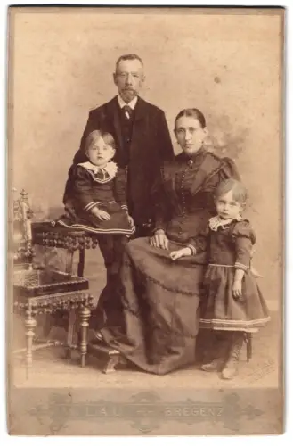 Fotografie Wilhelm Lau, Bregenz, Römerstrasse, Familienportrait mit zwei Kindern