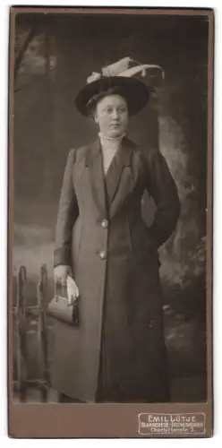 Fotografie Emil Lütje, Blankenese-Dockenhuden, Charlottenstr. 3, Dame im Kleid mit Hut