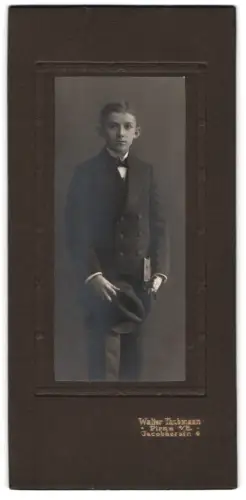 Fotografie Walter Taubmann, Pirna a. E., Jacobäerstrasse 6, Junge im Anzug mit Buch und Hut