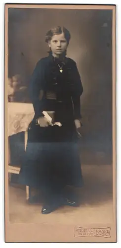 Fotografie Atelier A. Franke, Mügeln, Mädchen im dunklen Kleid mit Buch