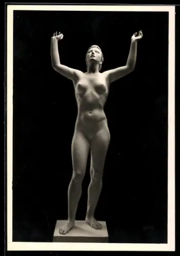 Künstler-AK Arno Breker: Plastik Eos, nackte Frau mit zum Himmel erhobenen Händen