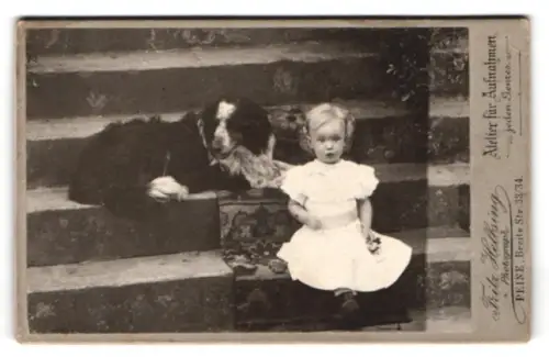 Fotografie Fritz helbsig, Peine, niedliches Mädchen Lilly mit ihrem Hund