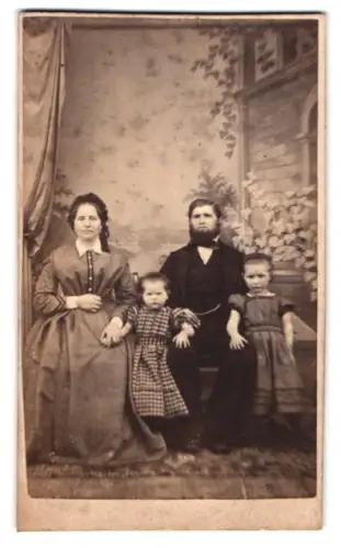 Fotografie J. Chr. v. Stade, Bremervörde, Familie mit zwei niedlichen Mädchen vor einer Studiokulisse