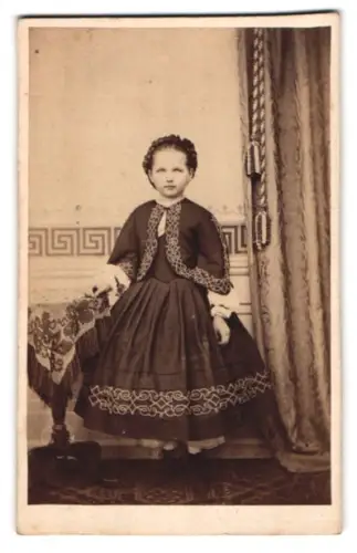 Fotografie unbekannter Fotograf und Ort, Portrait niedliches kleines Mädchen Anna im schicken Kleid