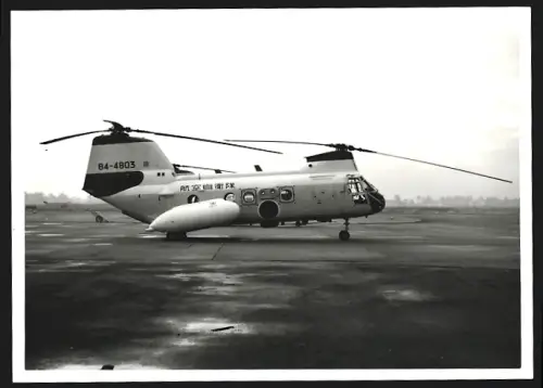 Fotografie Hubschrauber Boeing Vertol V-107 auf Flugfeld, Kennung 84-4803