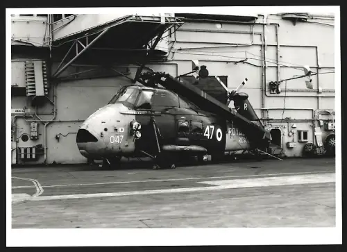 Fotografie Hubschrauber Westland Wessex d. Royal Navy m. zusammengeklappten Rotoren auf Flugzeugträger, SAR-Hubschrauber