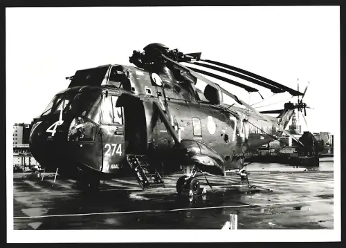 Fotografie Hubschrauber Westland Sea King d. Royal Navy m. zusammengeklappten Rotoren auf Flugzeugträger