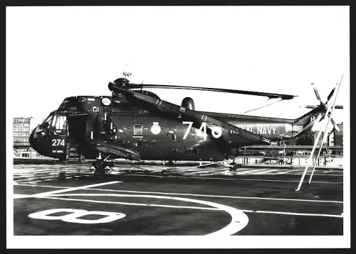 Fotografie Hubschrauber Westland Sea King d. Royal Navy m. zusammengeklappten Rotoren auf Flugzeugträger, Kennung 274