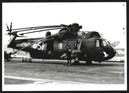 Fotografie Hubschrauber Westland Sea King d. Royal Navy m. zusammengeklappten Rotoren auf Flugzeugträger, Kennung 51