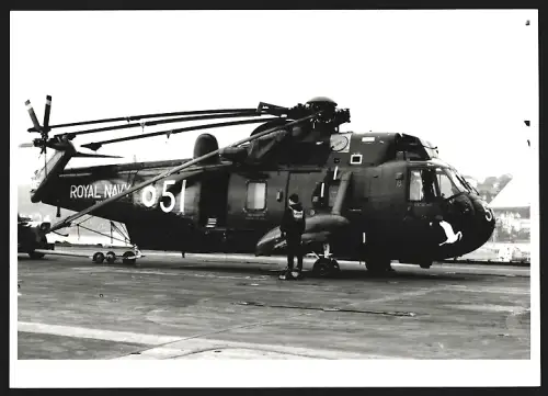 Fotografie Hubschrauber Westland Sea King d. Royal Navy m. zusammengeklappten Rotoren auf Flugzeugträger, Kennung 51