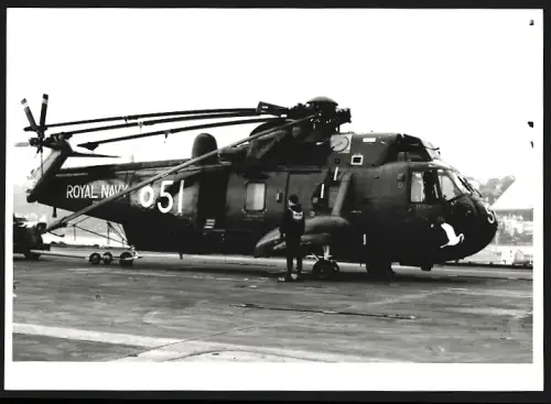 Fotografie Hubschrauber Westland Sea King d. Royal Navy m. zusammengeklappten Rotoren auf Flugzeugträger, Kennung 51
