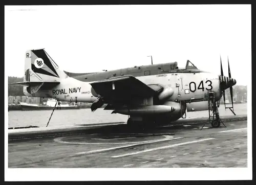 Fotografie Flugzeug Fairey Gannet der Royal Navy auf Deck von Flugzeugträger, U-Boot-Jagdflugzeug, Kennung 043
